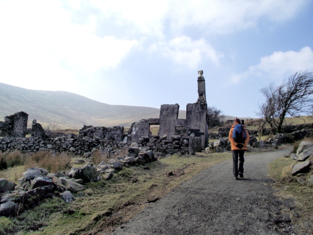 Starting out from the ruined homestead of Maen Llwyd Isaf