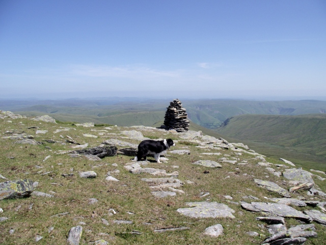 The viewpoint cairn on the un-named top ….