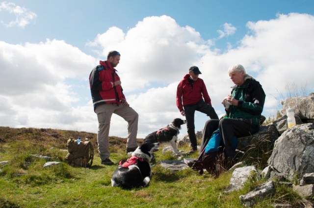 Lunch stop at ‘Liberty Hall, with ‘Mist’ and ‘Maisie’ hoping for a spare sandwich (BB)