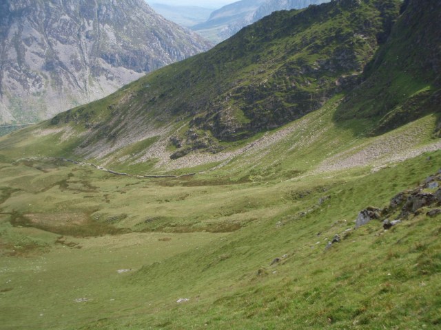 …. before heading towards the stone wall (dead centre in the photo)