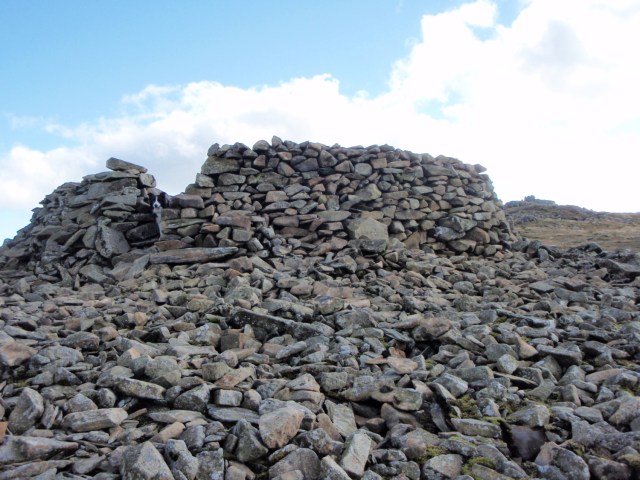 The stone shelter near the un-named top