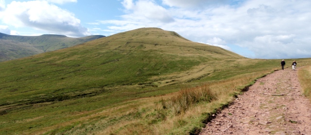 Heading for home with Cribyn (centre) and Pen y Fan/Corn Du (beyond and left)