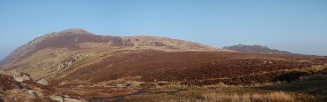 Creigiau Gleision (l) with Craig Wen on the outward route just visible (r)