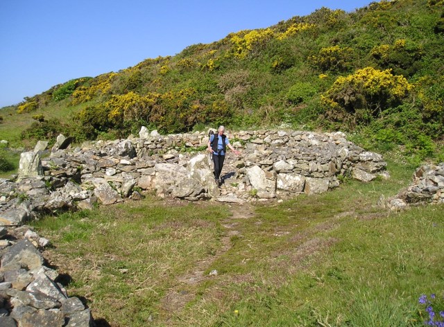 The figure gives an impression of the size of the hut bases
