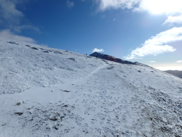 …. and looking back towards Bwlch Glas with Yr Wyddfa beyond