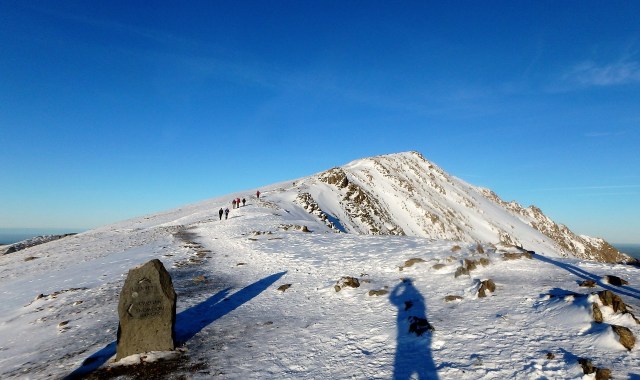 The ‘Standing-stone’ at the Bwlch, with walkers coming off Crib y Ddysgl ….
